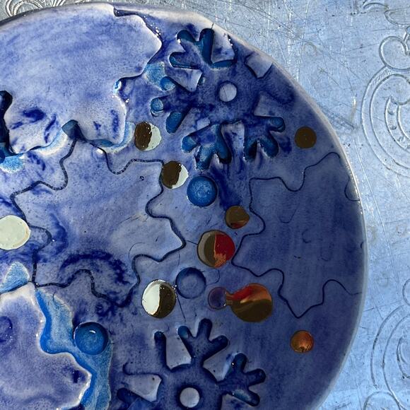 Snowflakes & Christmas Trees Pottery Ring or Trinket Dish with Gold Falling Snow - Picture 7 of 7